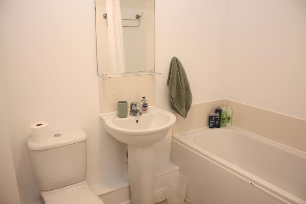 2 Bed 2 Bath Apartment & Parking - Lgw 10Min Drive Crawley  Luaran gambar