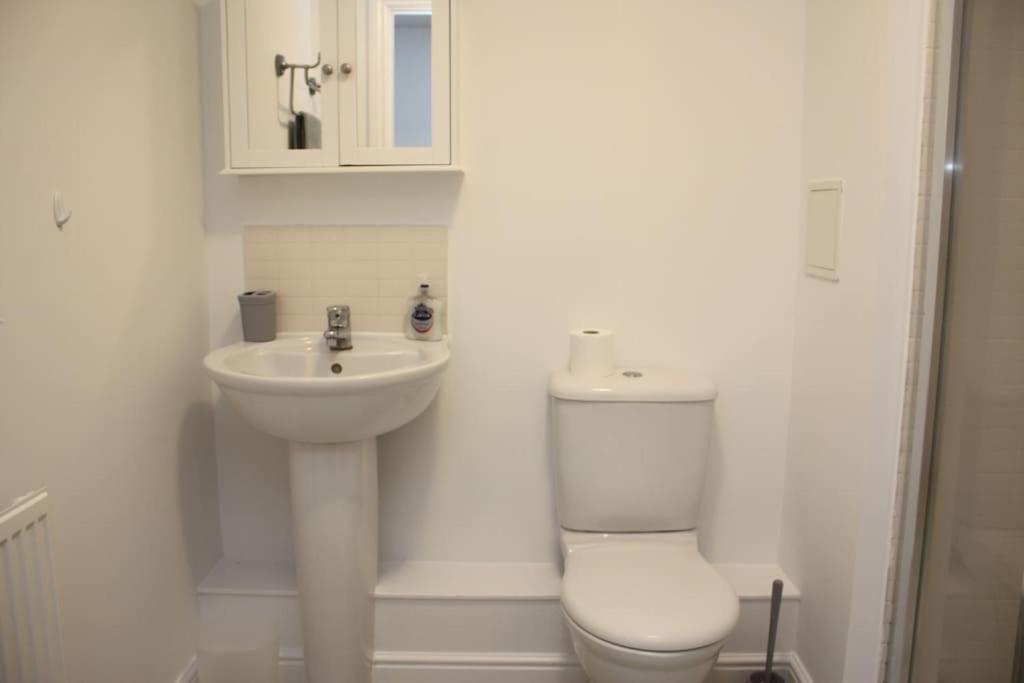 2 Bed 2 Bath Apartment & Parking - Lgw 10Min Drive Crawley  Luaran gambar