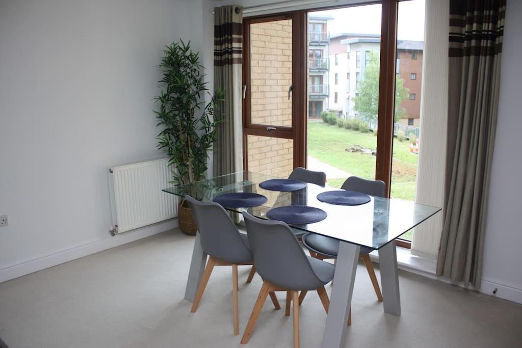 2 Bed 2 Bath Apartment & Parking - Lgw 10Min Drive Crawley  Luaran gambar