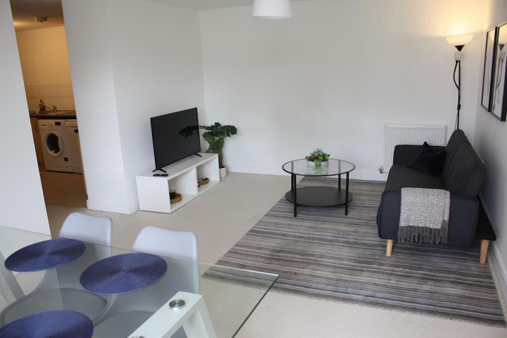 2 Bed 2 Bath Apartment & Parking - Lgw 10Min Drive Crawley  Luaran gambar